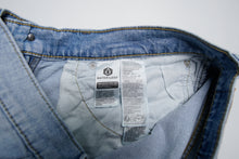 Load image into Gallery viewer, Vintage Levi's Jeans | 32/30