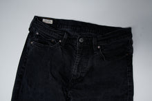 Load image into Gallery viewer, Vintage Levi's Jeans | 32/32