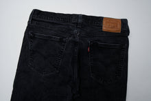 Load image into Gallery viewer, Vintage Levi's Jeans | 32/32