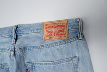 Load image into Gallery viewer, Vintage Levi's Jeans | 33/30