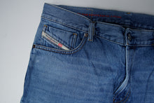 Load image into Gallery viewer, Vintage Levi's Jeans | 34/32