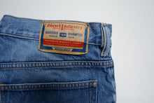 Load image into Gallery viewer, Vintage Levi's Jeans | 34/32