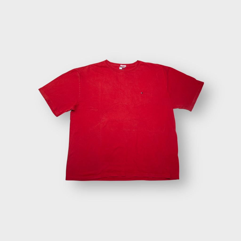 Tommy Hilfiger T-Shirt in red featuring a small embroidered flag logo on the chest