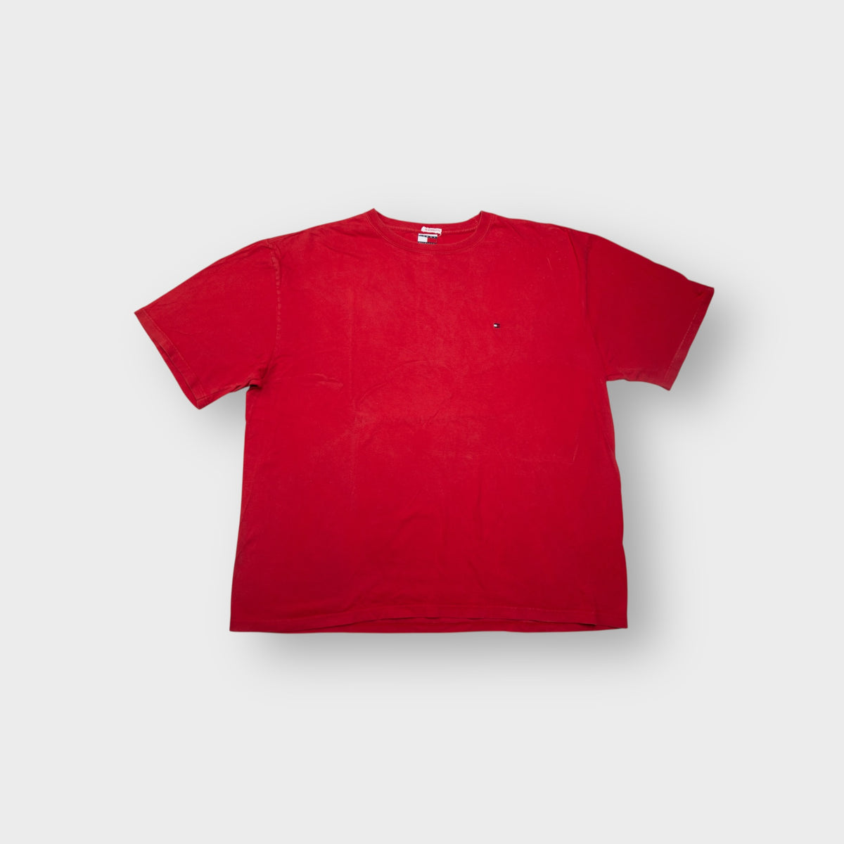 Tommy Hilfiger T-Shirt in red featuring a small embroidered flag logo on the chest