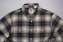 Load image into Gallery viewer, Levi&#39;s Shirt | L