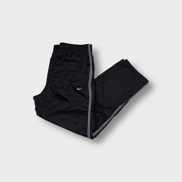 Nike trackpants in black with contrast side piping and an embroidered swoosh logo