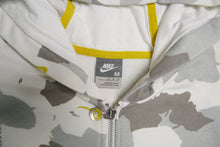 Load image into Gallery viewer, Vintage Nike Sweatjacket | M