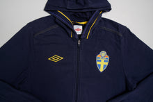 Load image into Gallery viewer, Umbro Sweden Sweatjacket | L
