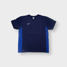 Lade das Bild in den Galerie-Viewer, Nike T-Shirt in navy and blue featuring an embroidered white Swoosh logo on the chest.