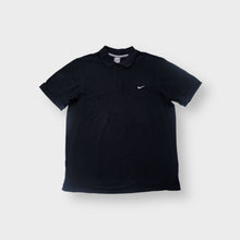 Lade das Bild in den Galerie-Viewer, Nike polo shirt in black featuring a white swoosh logo embroidered on the chest