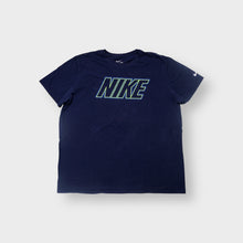 Lade das Bild in den Galerie-Viewer, Nike T-Shirt in navy blue with a green outline logo graphic on the chest
