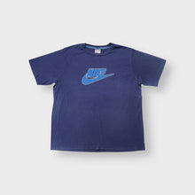 Lade das Bild in den Galerie-Viewer, Nike T-Shirt in blue featuring a graphic swoosh logo print on the chest