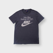 Lade das Bild in den Galerie-Viewer, Nike T-Shirt in navy featuring a white printed slogan and Swoosh logo on the front