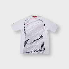 Lade das Bild in den Galerie-Viewer, Nike Total Ninety T-Shirt in white and grey featuring front graphic prints
