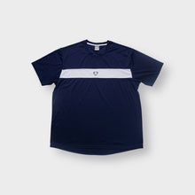Lade das Bild in den Galerie-Viewer, Nike T-Shirt in navy and white featuring a central crest logo on a chest stripe.