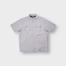 Lade das Bild in den Galerie-Viewer, Nike short-sleeve shirt in grey with chest pockets and button-front fastening.
