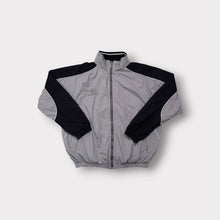 Lade das Bild in den Galerie-Viewer, Umbro jacket in grey and black featuring an embroidered chest logo