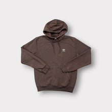 Lade das Bild in den Galerie-Viewer, Brown Adidas hoodie featuring a white embroidered Trefoil chest logo